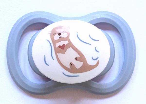 Schnuller himmelblau-weiß mit Otter SPEZIALVERSCHLUSS!