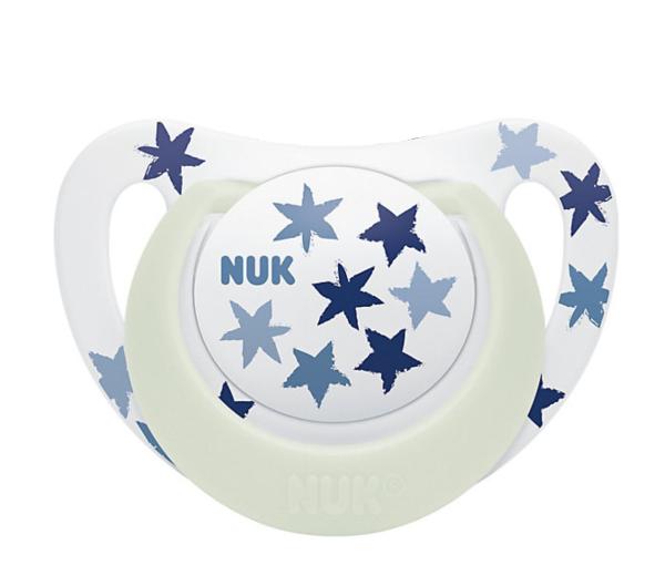 Schnuller weiß mit Motiv Sterne in Blautönen, leuchtet in der Nacht