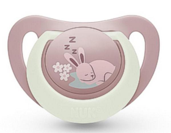 Schnuller korallenrot mit weißem Ring, Motiv Häschen schläft, leuchtet in der Nacht