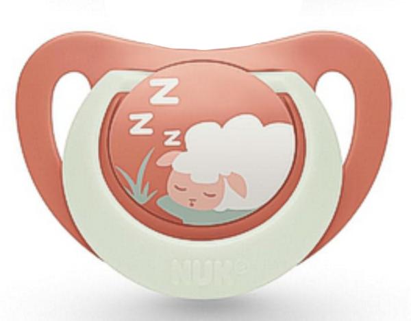 Schnuller beigerot mit weißem Ring, Motiv Schäfchen schläft, leuchtet in der Nacht
